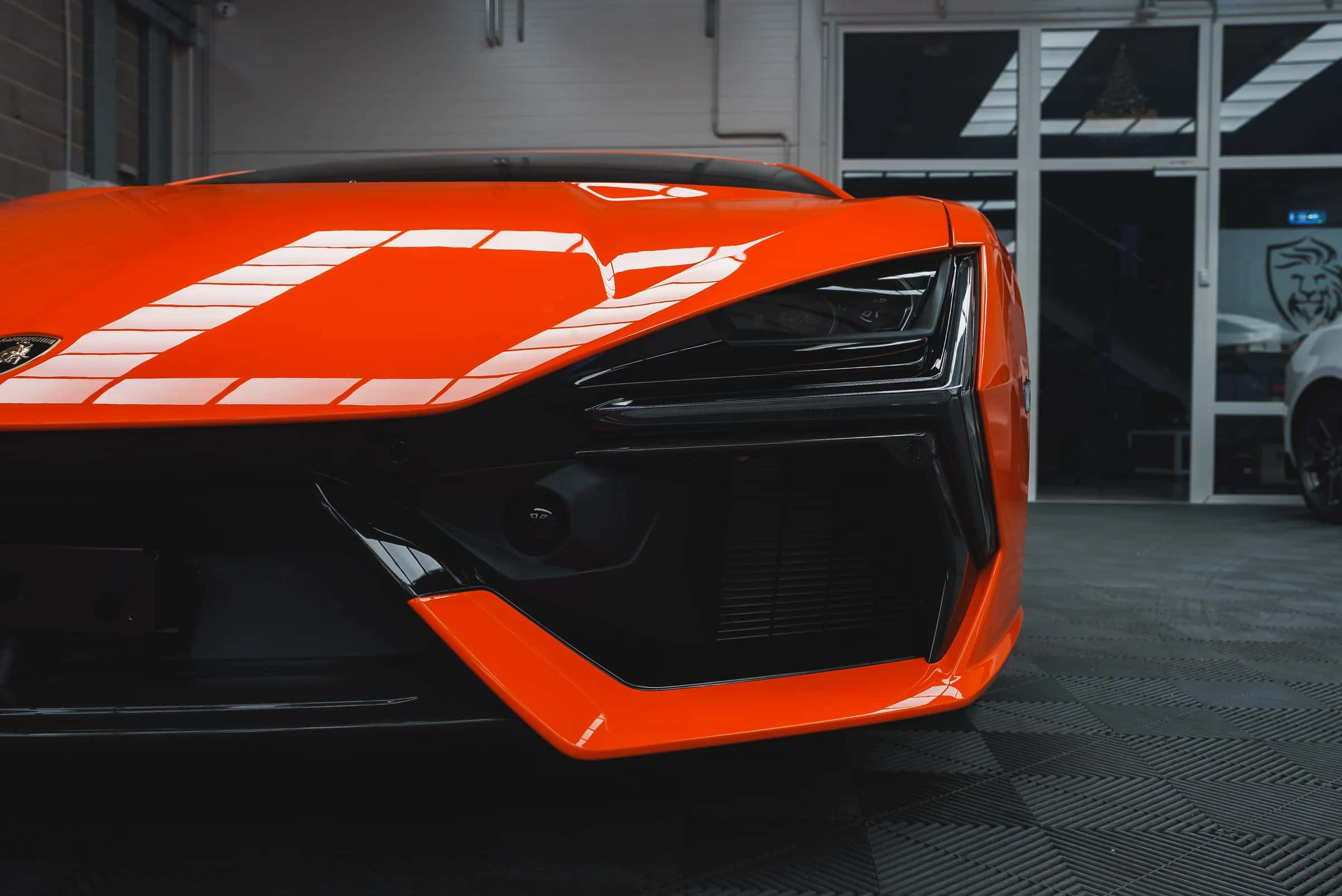 Acabado automotriz naranja brillante bajo las luces del estudio